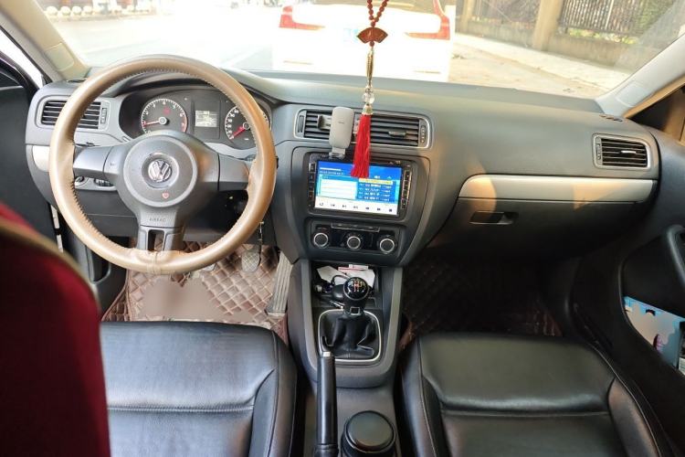Used Volkswagen Sagitar 2012 1.6L Manual Comfort Model Center Console