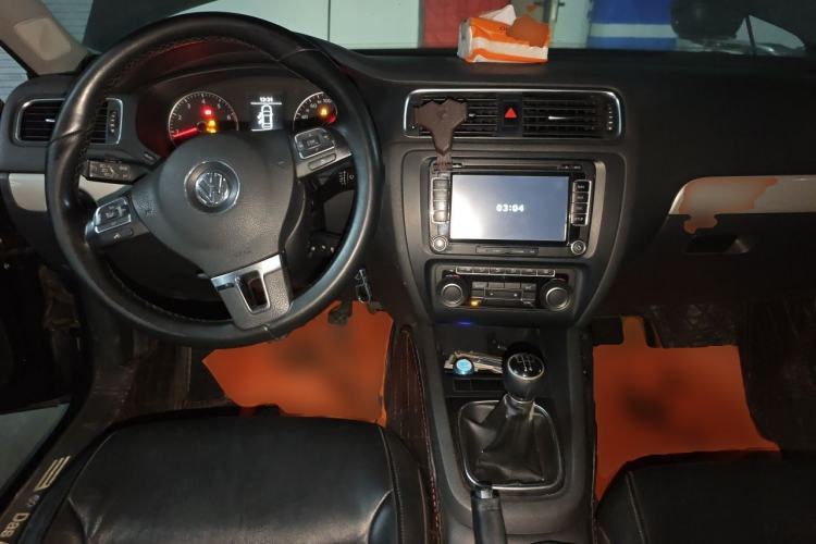 Used Volkswagen Sagitar 2012 1.4TSI Manual Luxury Model Center Console