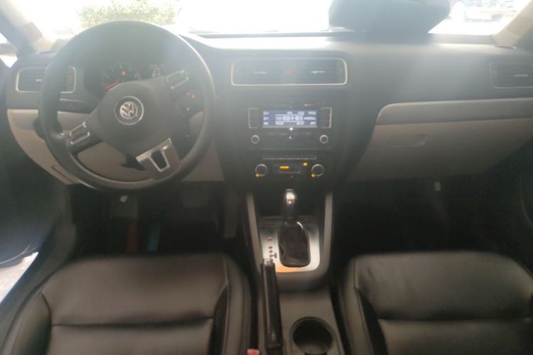 Used Volkswagen Sagitar 2012 1.4TSI Automatic Luxury Edition Center Console