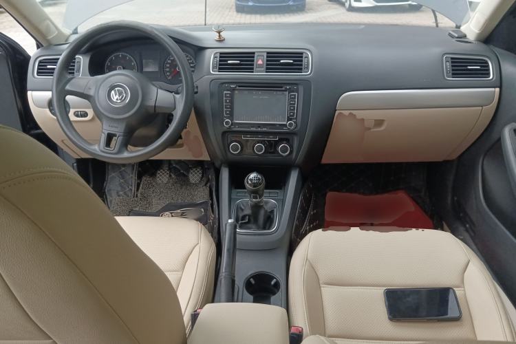 Used Volkswagen Sagitar 2012 1.6L Manual Comfort Model Center Console