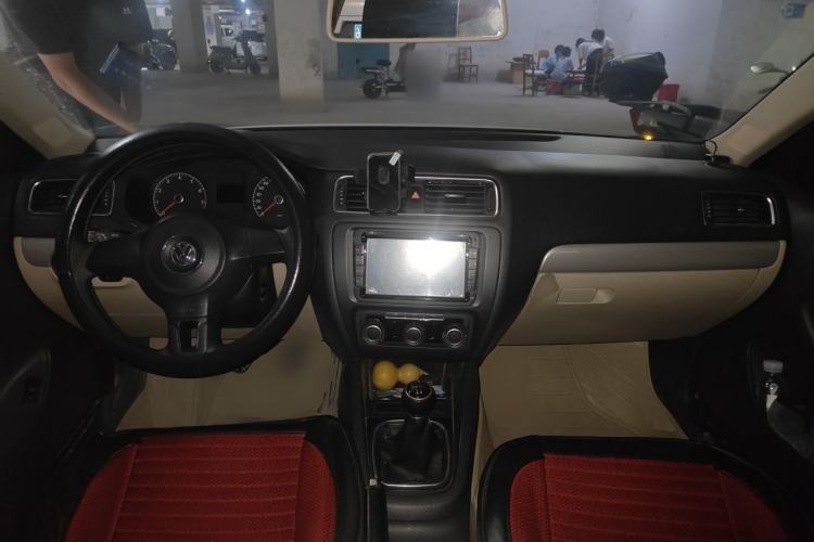 Used Volkswagen Sagitar 2012 1.6L Manual Comfort Model Center Console
