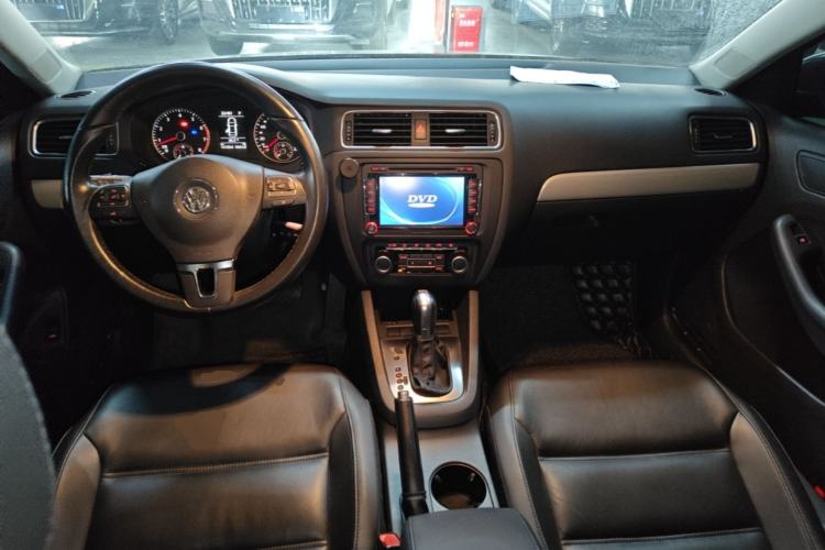 Used Volkswagen Sagitar 2012 1.4TSI Automatic Luxury Edition Center Console