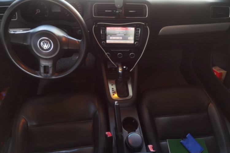 Used Volkswagen Sagitar 2012 1.6L Automatic Comfort Edition Center Console