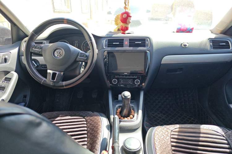 Used Volkswagen Sagitar 2012 1.4TSI Manual Luxury Model Center Console