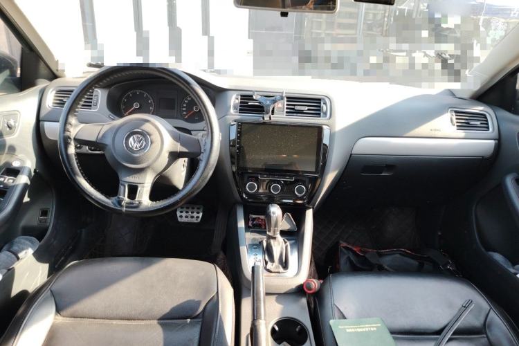Used Volkswagen Sagitar 2012 1.6L Automatic Comfort Edition Center Console