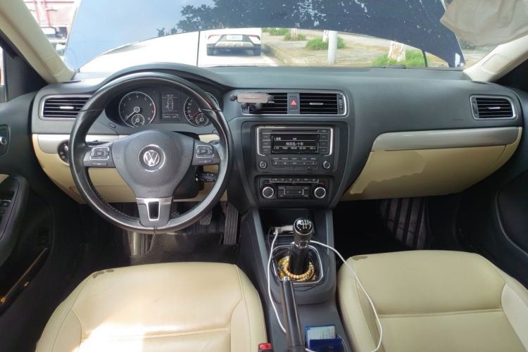 Used Volkswagen Sagitar 2012 1.4TSI Manual Luxury Model Center Console