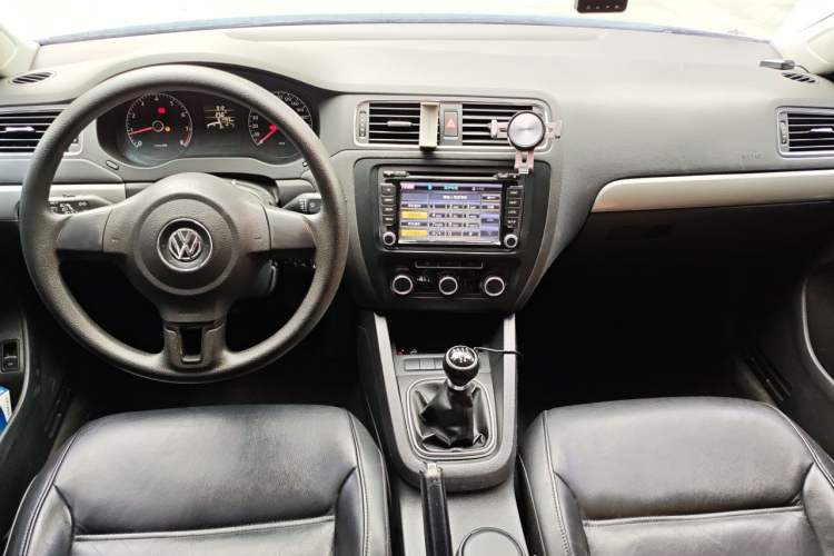 Used Volkswagen Sagitar 2012 1.6L Manual Comfort Model Center Console