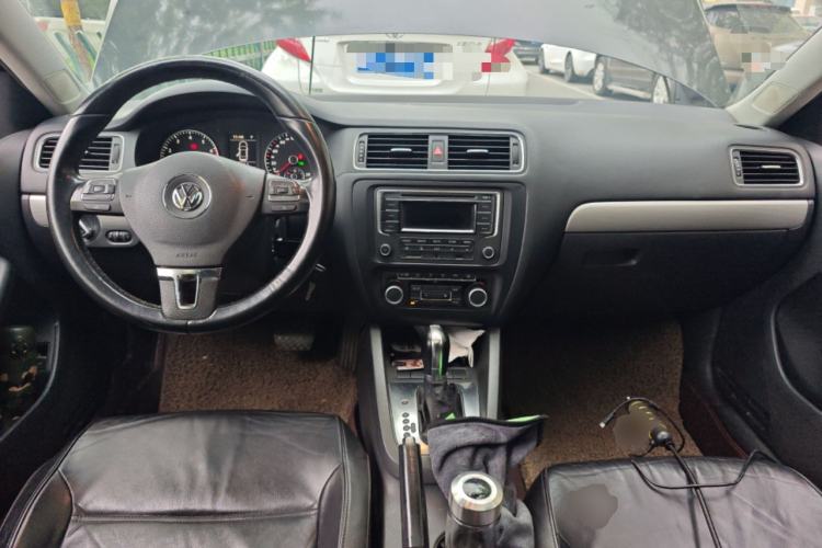 Used Volkswagen Sagitar 2012 1.4TSI Automatic Luxury Edition Center Console