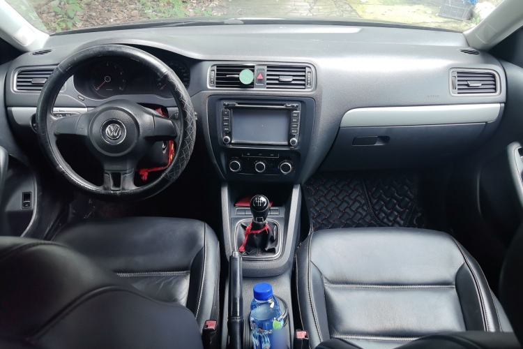 Used Volkswagen Sagitar 2012 1.6L Manual Comfort Model Center Console