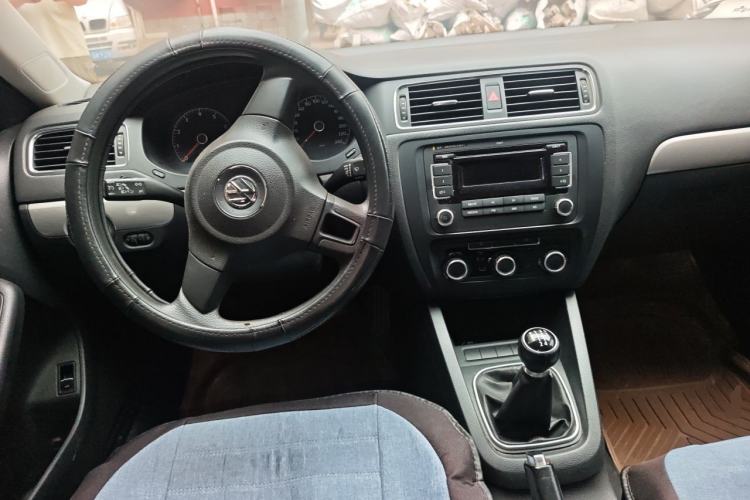 Used Volkswagen Sagitar 2012 1.6L Manual Comfort Model Center Console