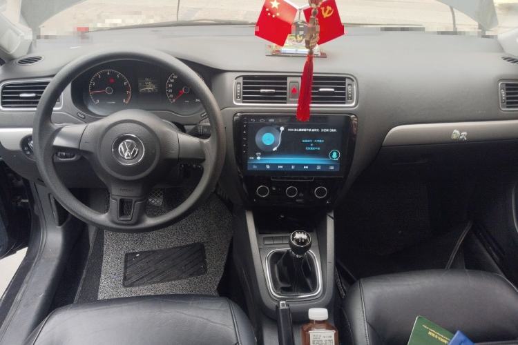 Used Volkswagen Sagitar 2012 1.6L Manual Comfort Model Center Console
