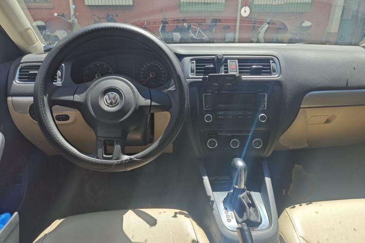 Used Volkswagen Sagitar 2012 1.6L Automatic Comfort Edition Center Console