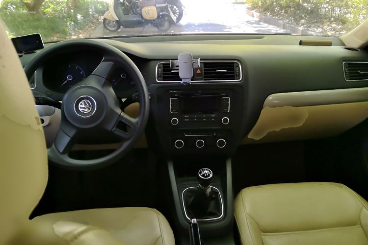 Used Volkswagen Sagitar 2012 1.6L Manual Comfort Model Center Console