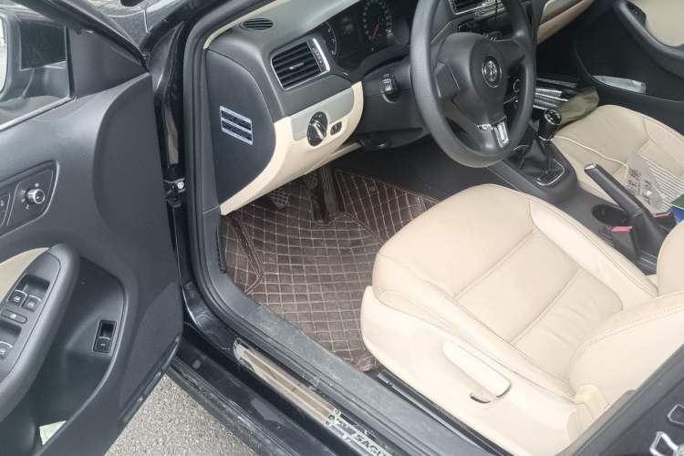 Used Volkswagen Sagitar 2012 1.6L Manual Comfort Model Driver Seat