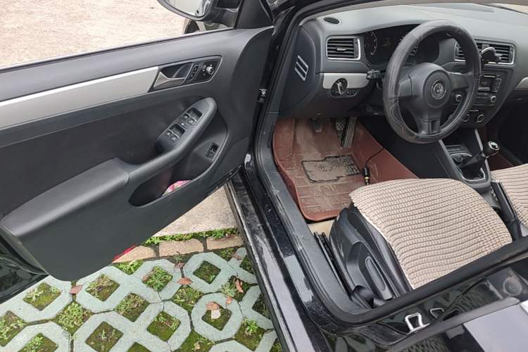 Used Volkswagen Sagitar 2012 1.6L Manual Comfort Model Driver Seat