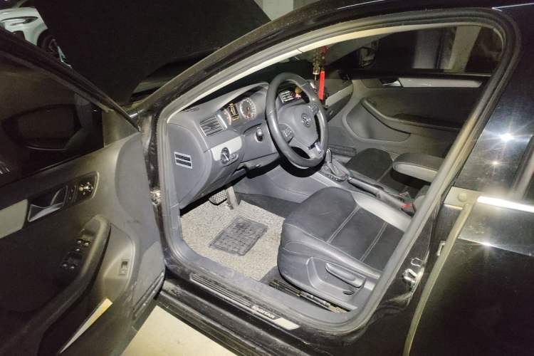 Used Volkswagen Sagitar 2012 1.4TSI Automatic Luxury Edition Driver Seat