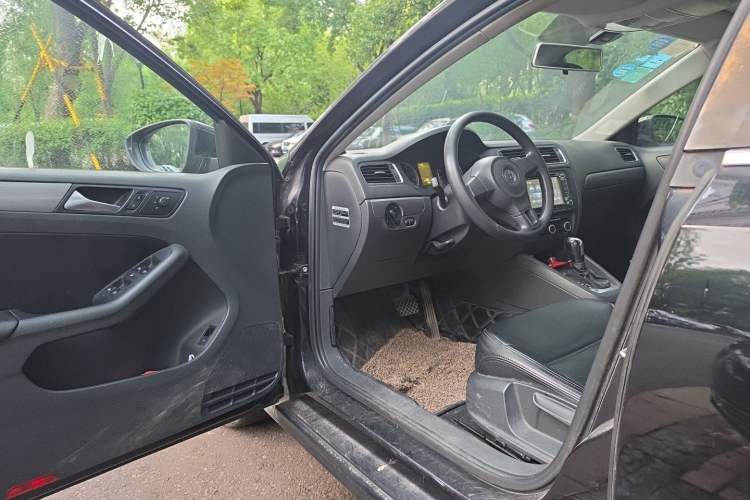 Used Volkswagen Sagitar 2012 1.4TSI Automatic Fashion Edition Driver Seat