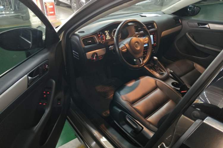 Used Volkswagen Sagitar 2012 1.4TSI Automatic Luxury Edition Driver Seat