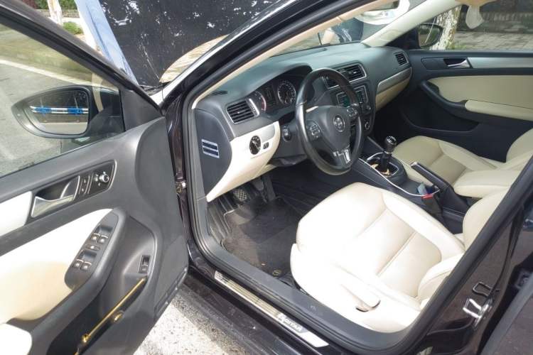 Used Volkswagen Sagitar 2012 1.4TSI Manual Luxury Model Driver Seat