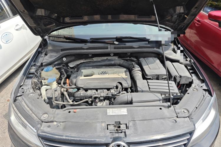Used Volkswagen Sagitar 2012 1.8TSI Automatic Flagship Edition Engine Bay