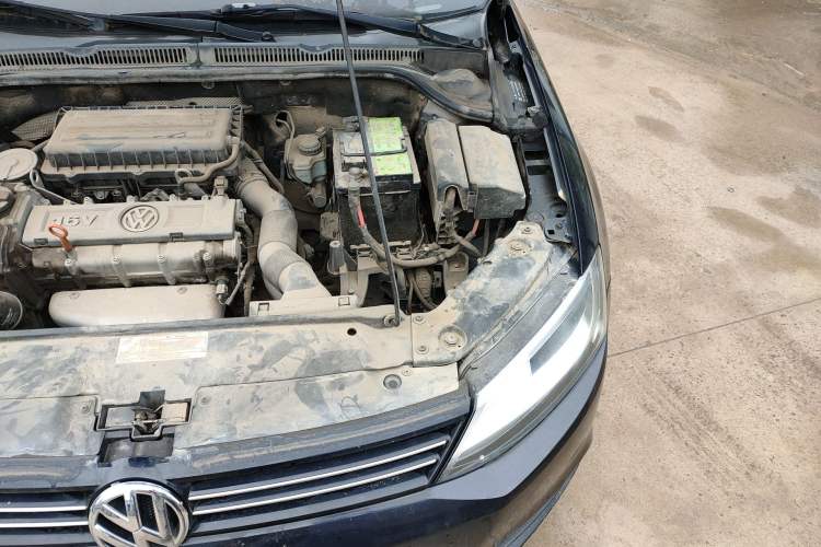 Used Volkswagen Sagitar 2012 1.6L Manual Comfort Model Engine Bay Left