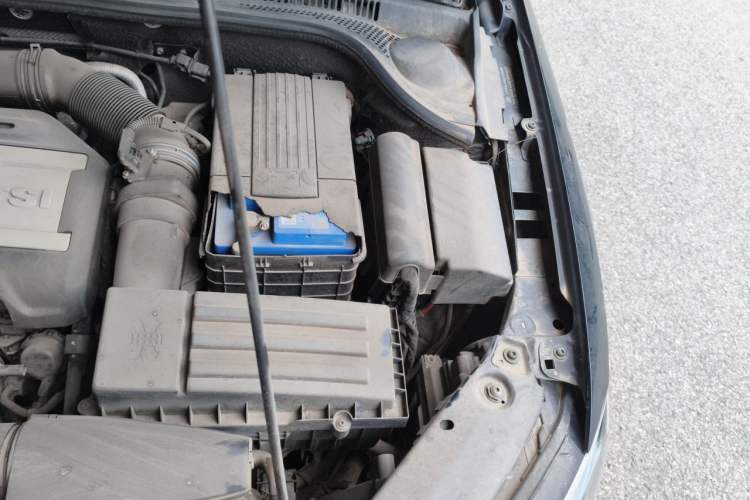 Used Volkswagen Sagitar 2012 1.8TSI Automatic Flagship Edition Engine Bay Left