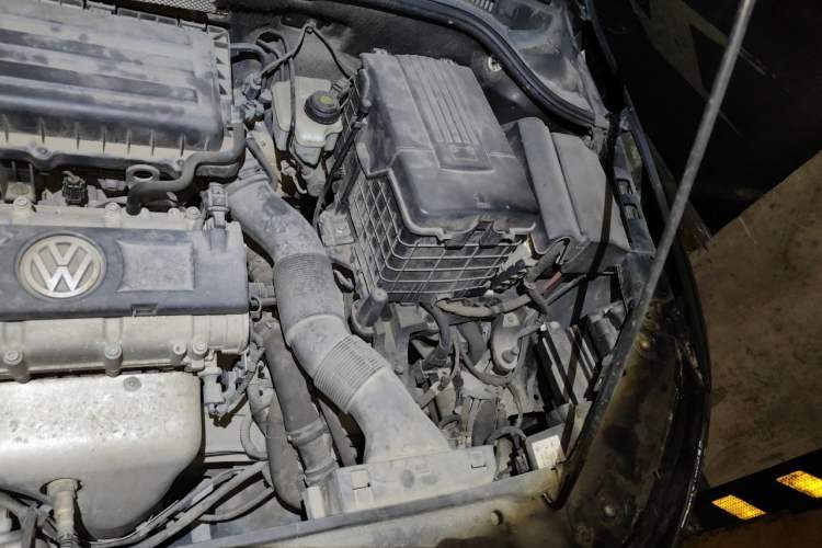 Used Volkswagen Sagitar 2012 1.6L Automatic Fashion Edition Engine Bay Left