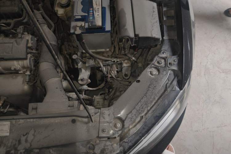 Used Volkswagen Sagitar 2012 1.6L Manual Comfort Model Engine Bay Left