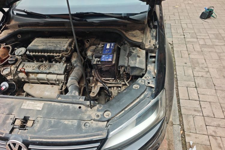 Used Volkswagen Sagitar 2012 1.6L Manual Comfort Model Engine Bay Left