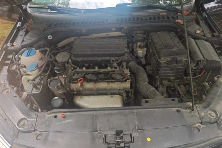 Used Volkswagen Sagitar 2012 1.6L Automatic Fashion Edition Engine Bay