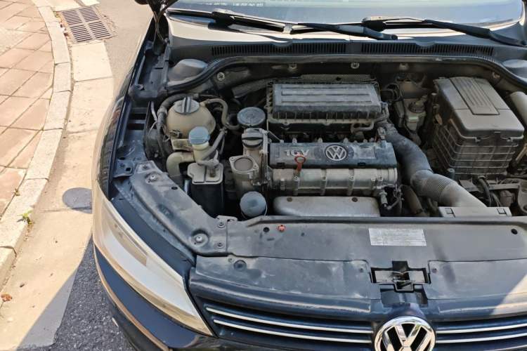 Used Volkswagen Sagitar 2012 1.6L Automatic Fashion Edition Engine Bay Right