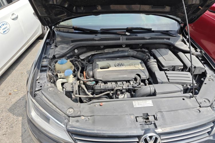 Used Volkswagen Sagitar 2012 1.8TSI Automatic Flagship Edition Engine Bay Right