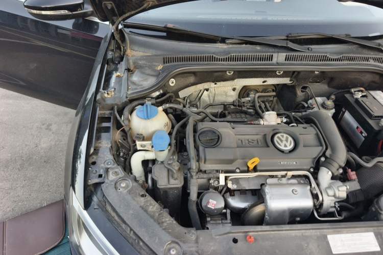 Used Volkswagen Sagitar 2012 1.4TSI Manual Luxury Model Engine Bay Right