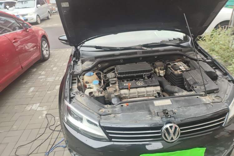 Used Volkswagen Sagitar 2012 1.6L Automatic Comfort Edition Engine Bay Right