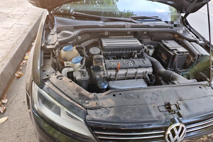 Used Volkswagen Sagitar 2012 1.6L Manual Comfort Model Engine Bay Right