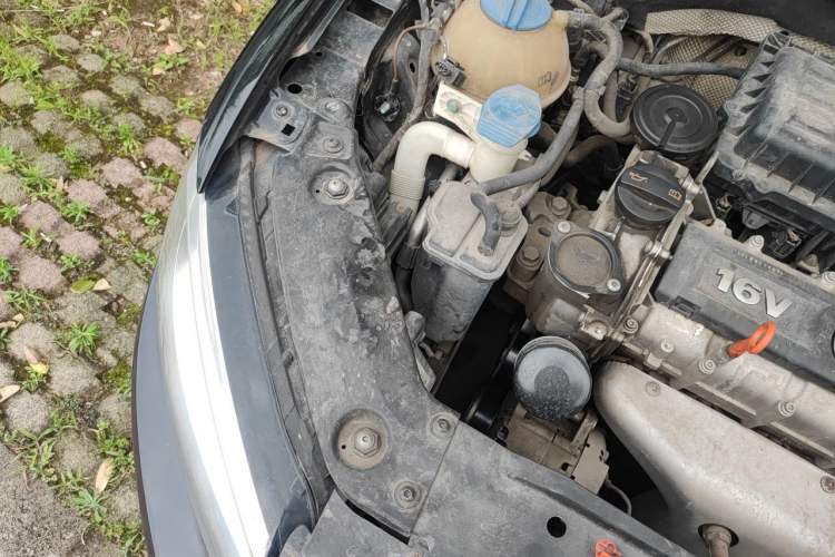 Used Volkswagen Sagitar 2012 1.6L Automatic Fashion Edition Engine Bay Right