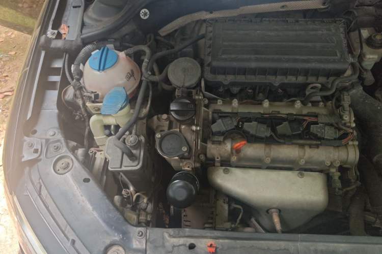 Used Volkswagen Sagitar 2012 1.6L Automatic Fashion Edition Engine Bay Right