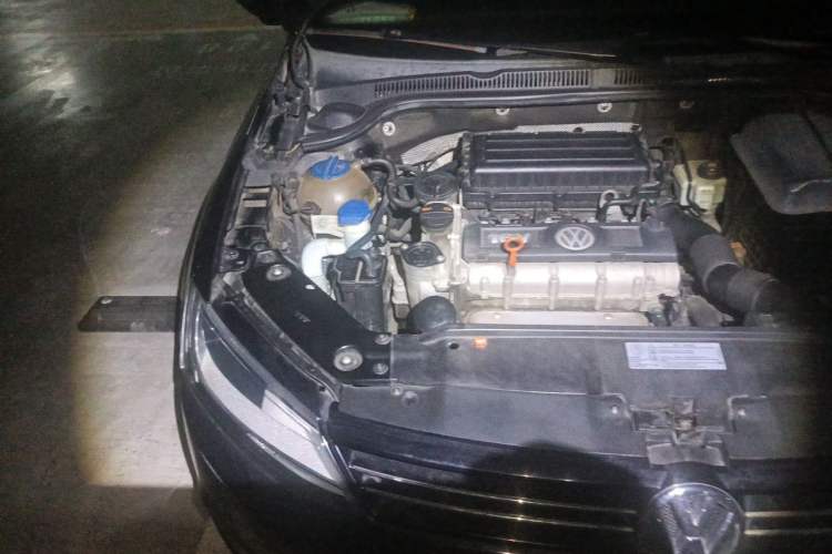 Used Volkswagen Sagitar 2012 1.6L Automatic Fashion Edition Engine Bay Right