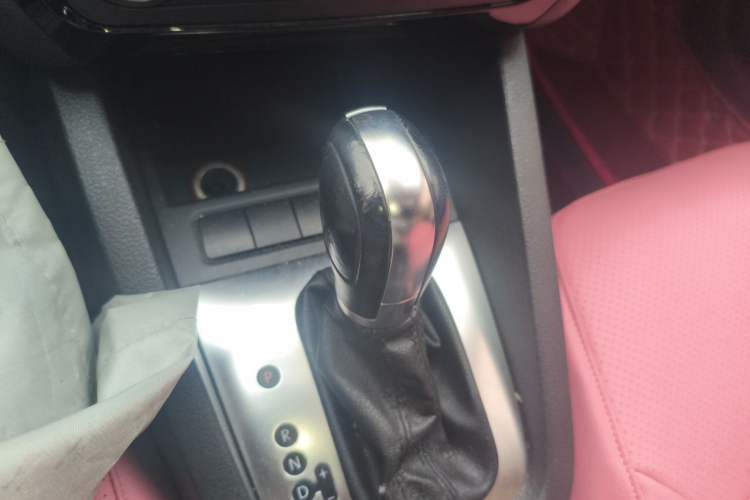 Used Volkswagen Sagitar 2012 1.6L Automatic Comfort Edition Gear Lever