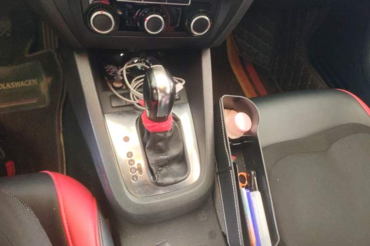 Used Volkswagen Sagitar 2012 1.6L Automatic Fashion Edition Gear Lever