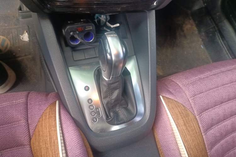 Used Volkswagen Sagitar 2012 1.4TSI Automatic Luxury Edition Gear Lever