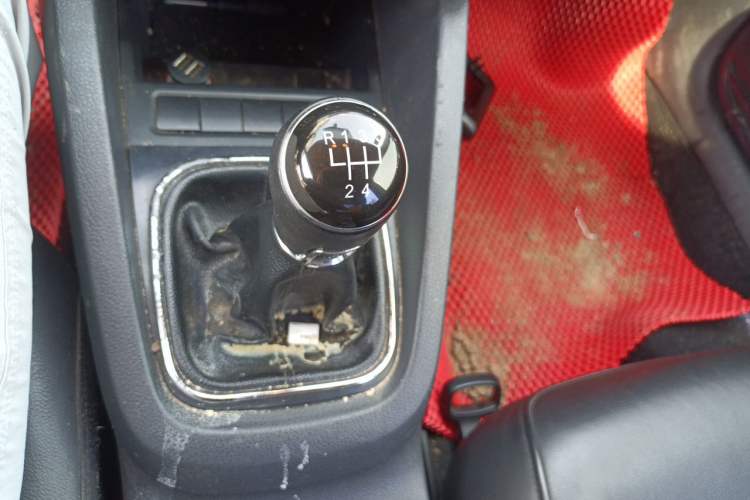 Used Volkswagen Sagitar 2012 1.6L Manual Comfort Model Gear Lever