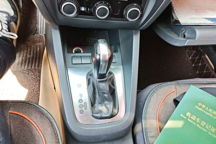 Used Volkswagen Sagitar 2012 1.6L Automatic Fashion Edition Gear Lever