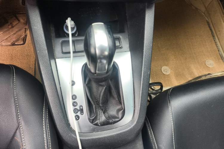 Used Volkswagen Sagitar 2012 1.6L Automatic Comfort Edition Gear Lever