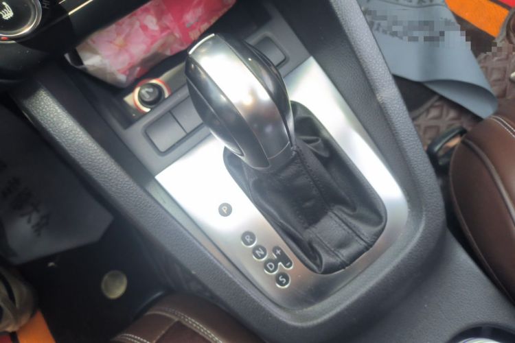 Used Volkswagen Sagitar 2012 1.6L Automatic Comfort Edition Gear Lever