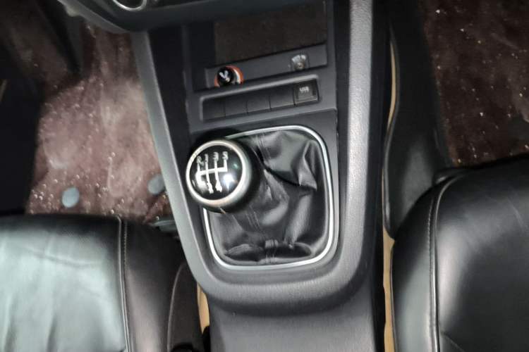 Used Volkswagen Sagitar 2012 1.6L Manual Comfort Model Gear Lever