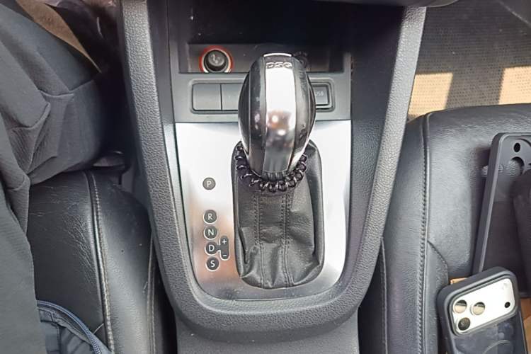 Used Volkswagen Sagitar 2012 1.4TSI Automatic Luxury Edition Gear Lever