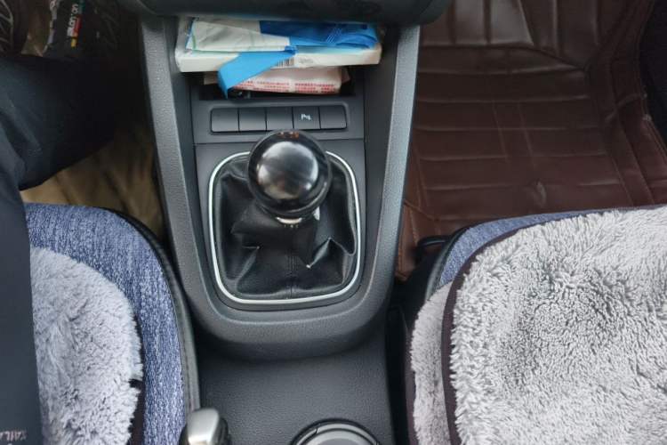 Used Volkswagen Sagitar 2012 1.4TSI Manual Luxury Model Gear Lever