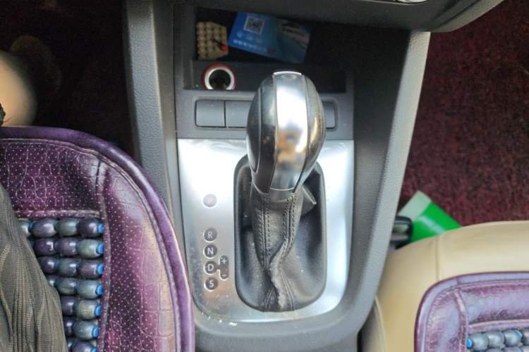Used Volkswagen Sagitar 2012 1.6L Automatic Comfort Edition Gear Lever