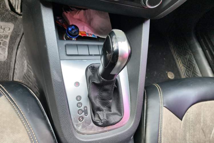 Used Volkswagen Sagitar 2012 1.6L Automatic Fashion Edition Gear Lever
